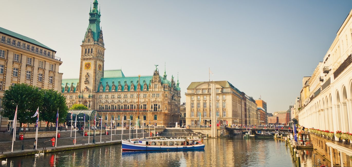 Ausflugsboot vor dem Hamburger Rathaus © -shutterstock.com/2013