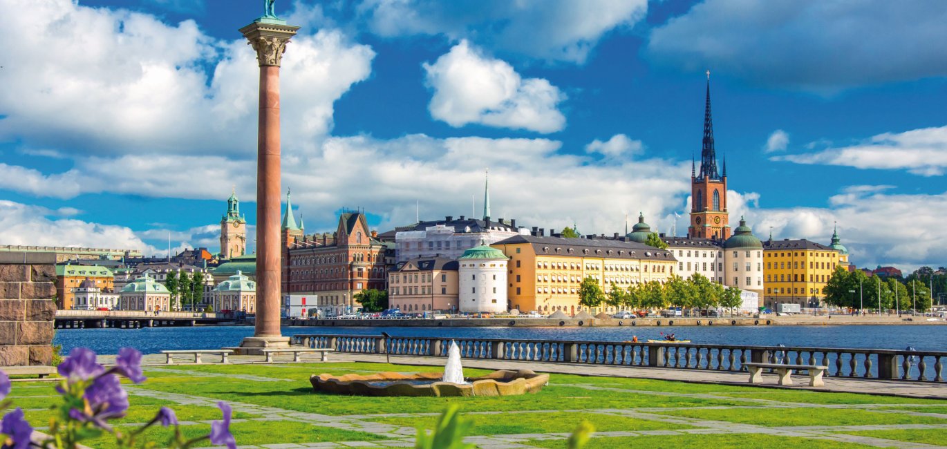 Blick auf Riddarholmen mit Säule und Kirche, Stockholm © Alexi TAUZIN-stock.adobe.com