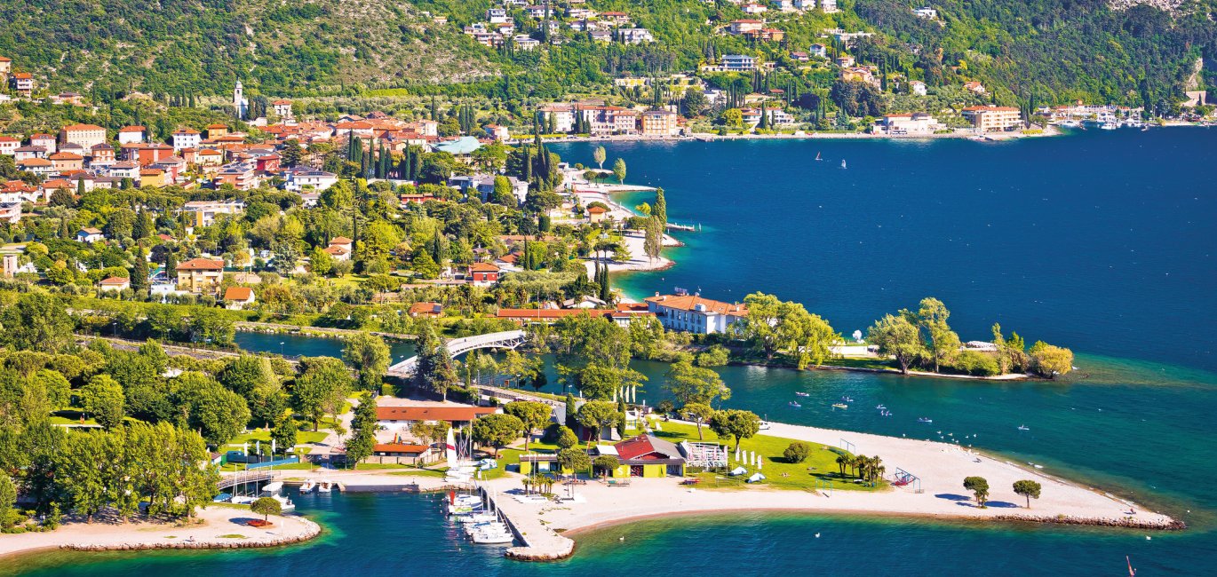 Blick auf Torbole am Gardasee © xbrchx-stock.adobe.com
