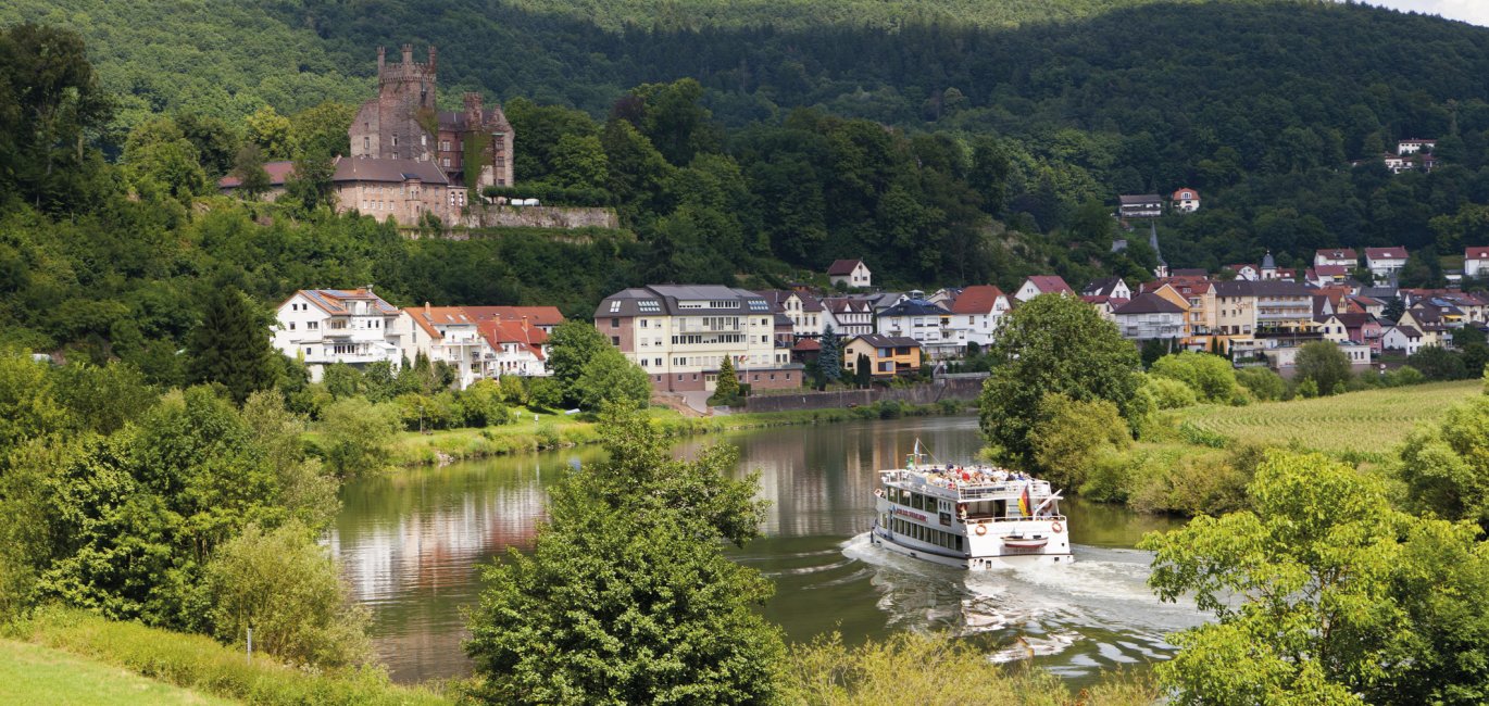 Schifffahrt bei Neckarsteinach © imageBROKER-stock.adobe.com