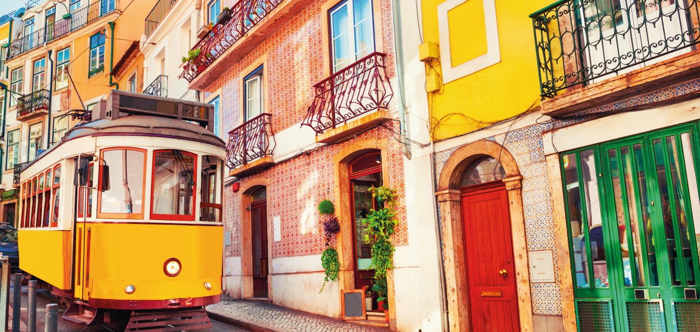 Historische Straßenbahn in Lissabon © smallredgirl - stock.adobe.com