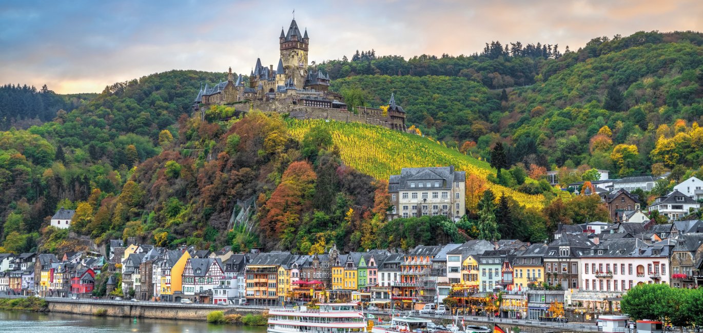 Blick auf das herbstliche Cochem © bbsferrari - stock.adobe.com