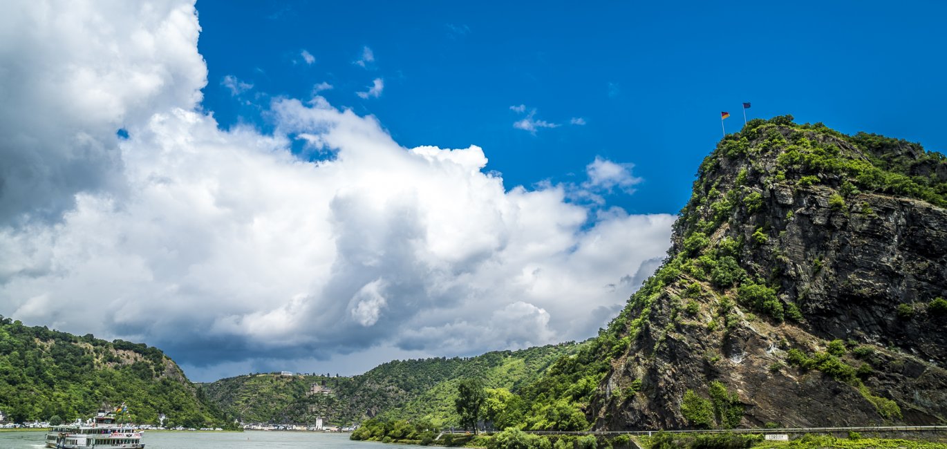 Ausflugsschiff an der Loreley © Andy Ilmberger - stock.adobe.com
