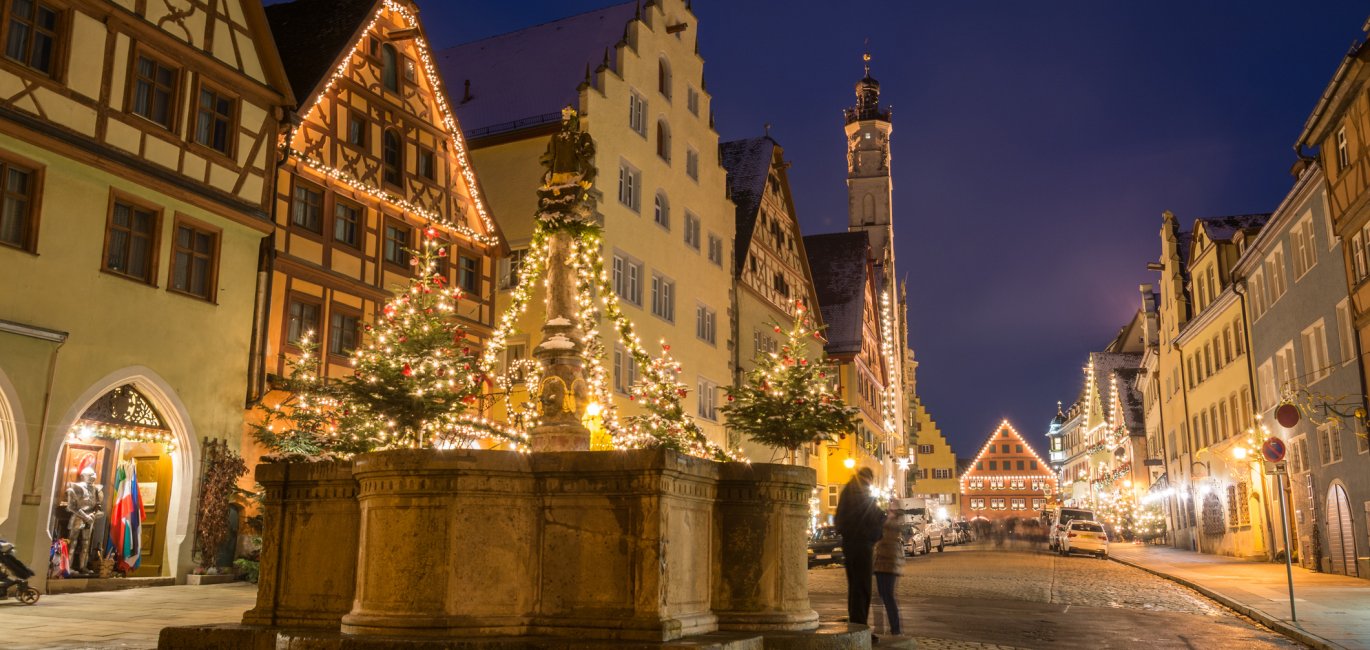 Weihnachtlich geschmückter Brunnen in Rothenburg ob der Tauber © Asvolas - stock.adobe.com