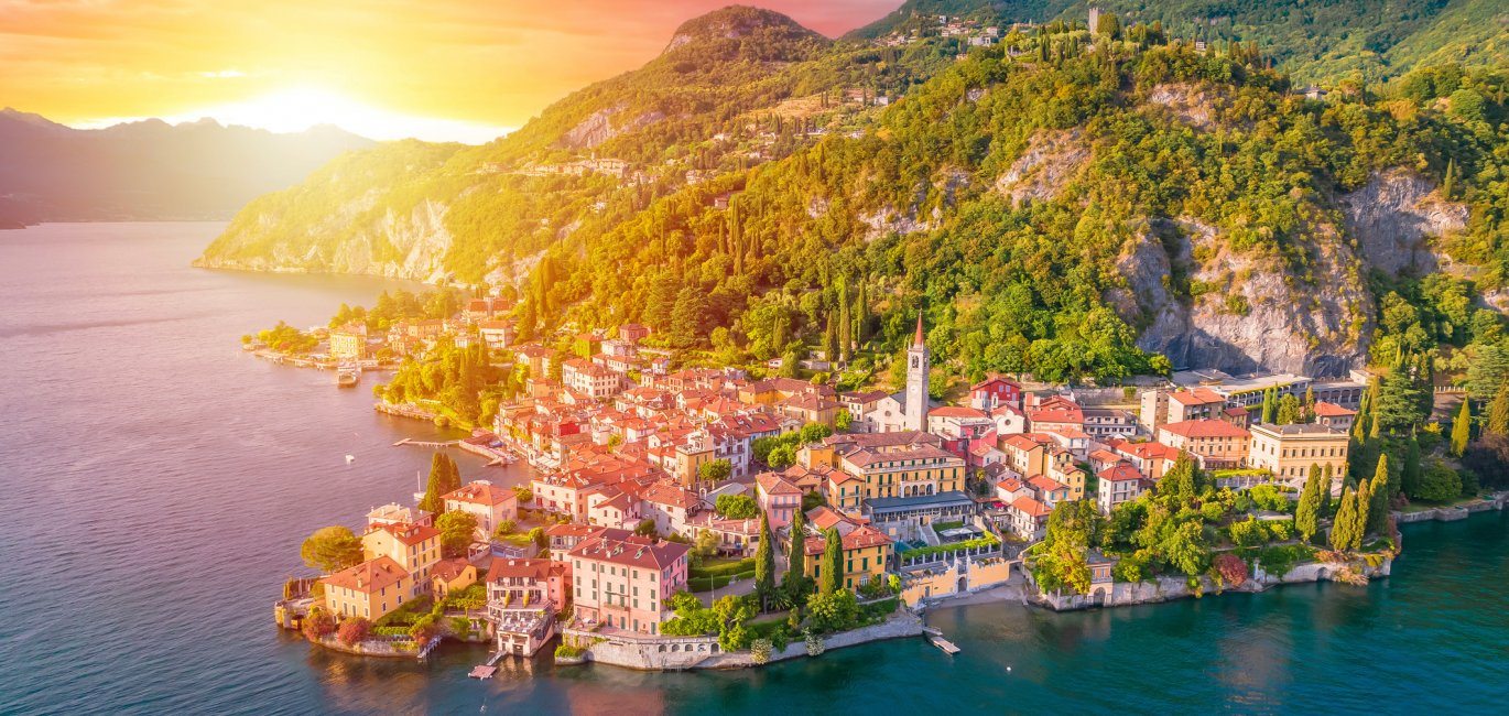 Blick auf Varenna am Comer See © xbrchx - stock.adobe.com