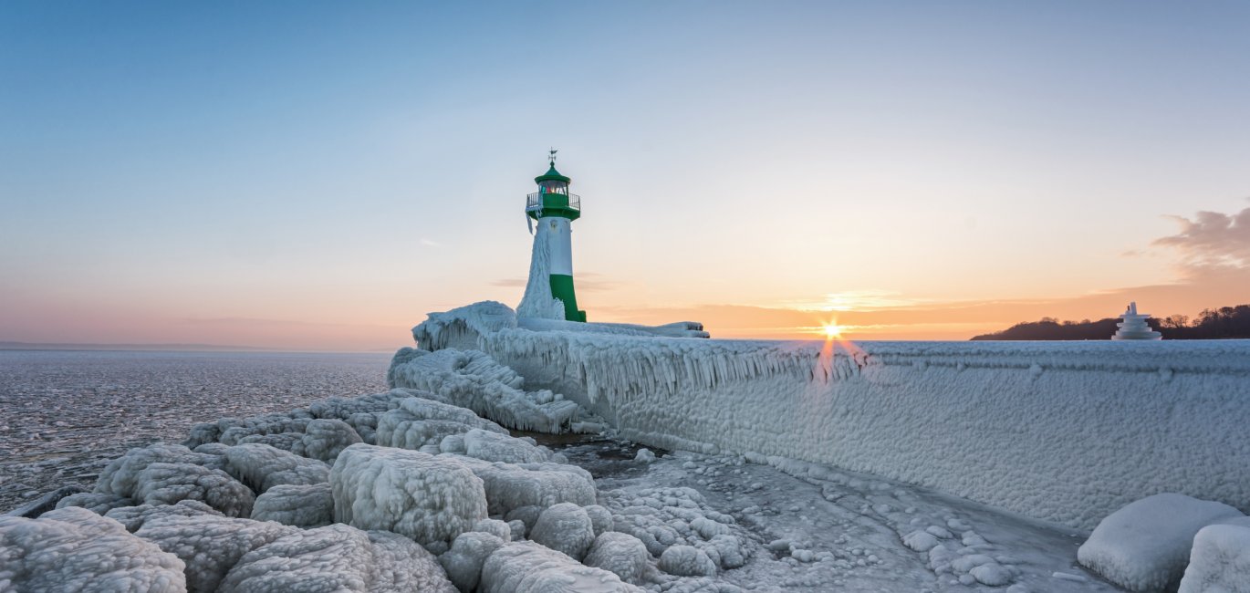 Winter auf der Insel Rügen - Leuchtturm Hafen Sassnitz © Mirko Boy - stock.adobe.com