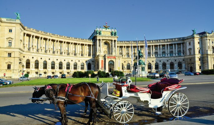 Fiaker vor der Hofburg in Wien © clearlens - shutterstock.com/2013