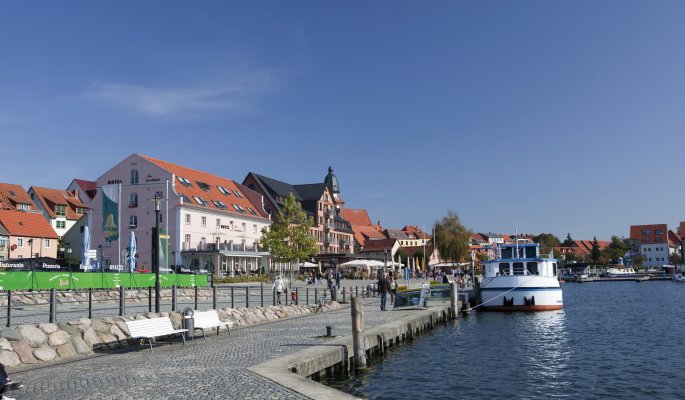 Schiffsanleger in Waren an der Müritz © Bergringfoto-fotolia.com