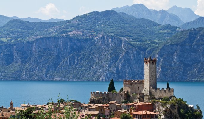 Blick über Malcesine auf den Gardasee © Frank-fotolia.com