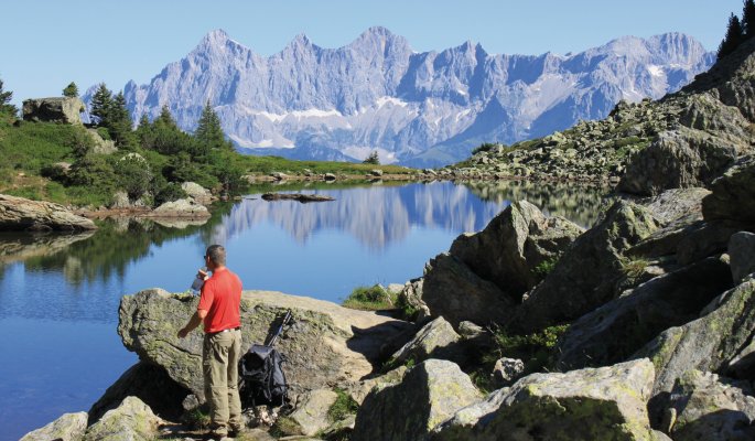 Dachstein und Spiegelsee © hofi777-stock.adobe.com