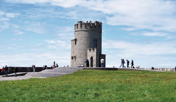 O' Briens Tower - Cliffs of Moher © iza_miszczak-fotolia.com
