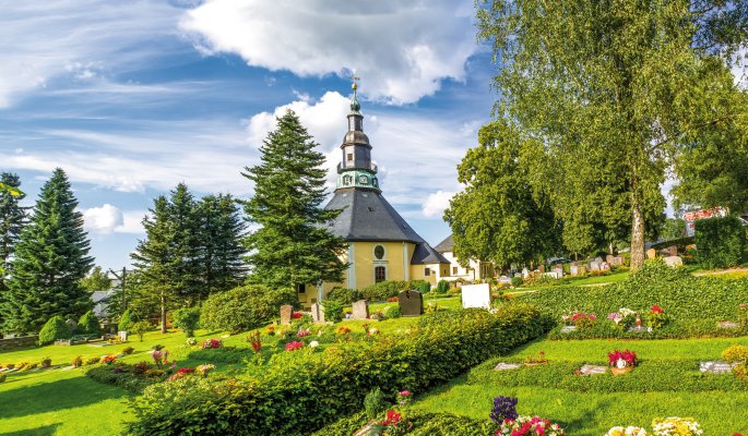 Dorfkirche in Seiffen © Sina Ettmer-stock.adobe.com