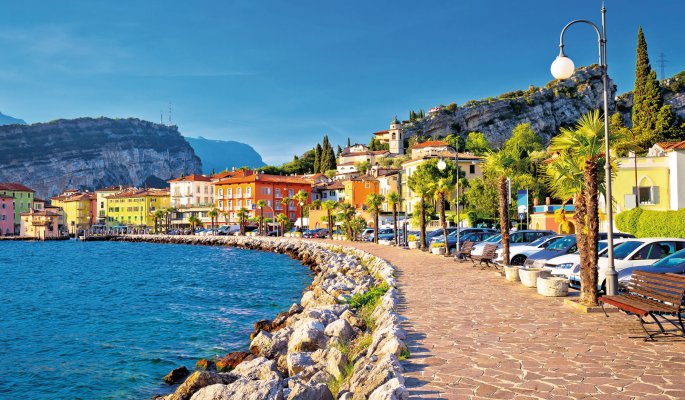 Farbenfrohes Torbole am Gardasee © xbrchx - stock.adobe.com