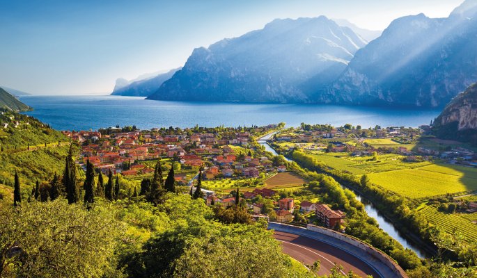 Blick auf Torbole und den Gardasee © xbrchx - stock.adobe.com