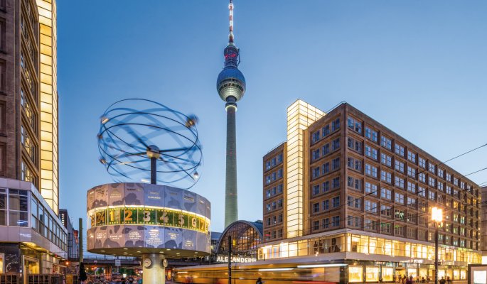 Alexanderplatz mit Weltzeituhr und Fernsehturm © eyetronic-fotolia.com
