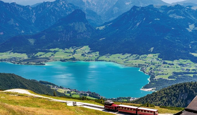 Schafbergbergbahn über Wolfgangsee und Sankt Wolfgang © mojolo - stock.adobe.com