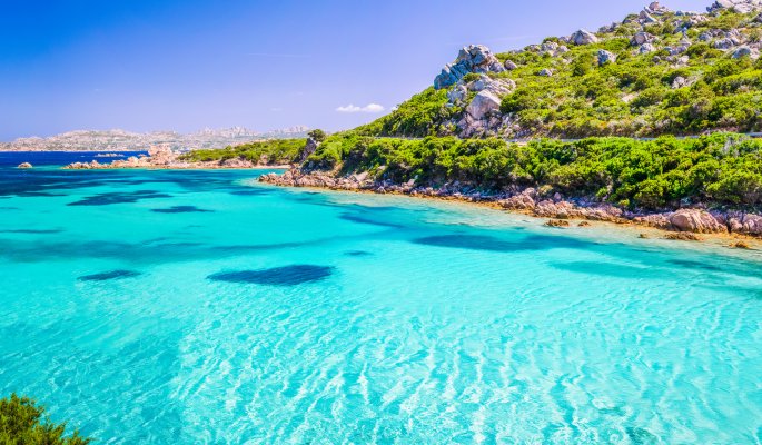 Emerald green sea water and rocks on coast of Maddalena island, Sardinia, Italy © Adobe Stock