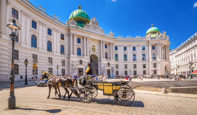 Fiaker vor der Alten Hofburg, Wien, Österreich © Sina Ettmer