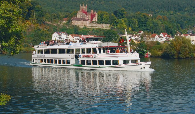 Schiffsfahrt bei Neckarsteinach © Peter Eckert
