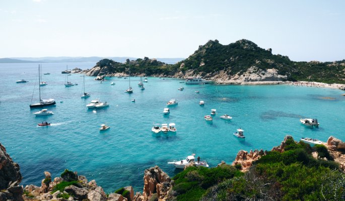 Bucht an der Costa Smeralda © iStock/lenta 