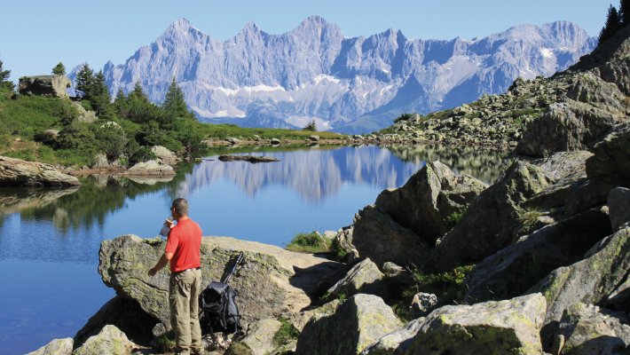Dachstein und Spiegelsee © hofi777-stock.adobe.com