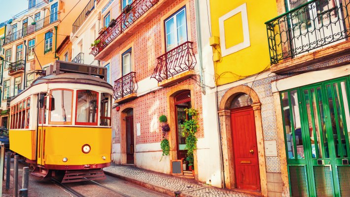 Historische Straßenbahn in Lissabon © smallredgirl - stock.adobe.com