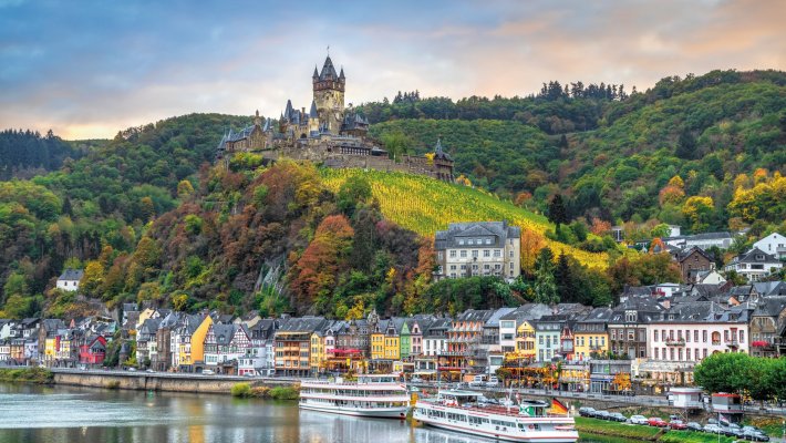 Blick auf das herbstliche Cochem © bbsferrari - stock.adobe.com