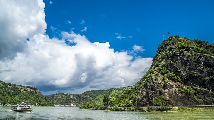 Ausflugsschiff an der Loreley © Andy Ilmberger - stock.adobe.com