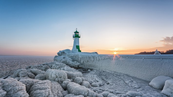 Winter auf der Insel Rügen - Leuchtturm Hafen Sassnitz © Mirko Boy - stock.adobe.com
